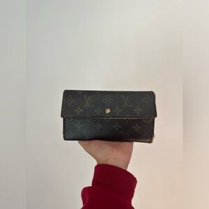Authentic Louis Vuitton Sarah Monogram Wallet